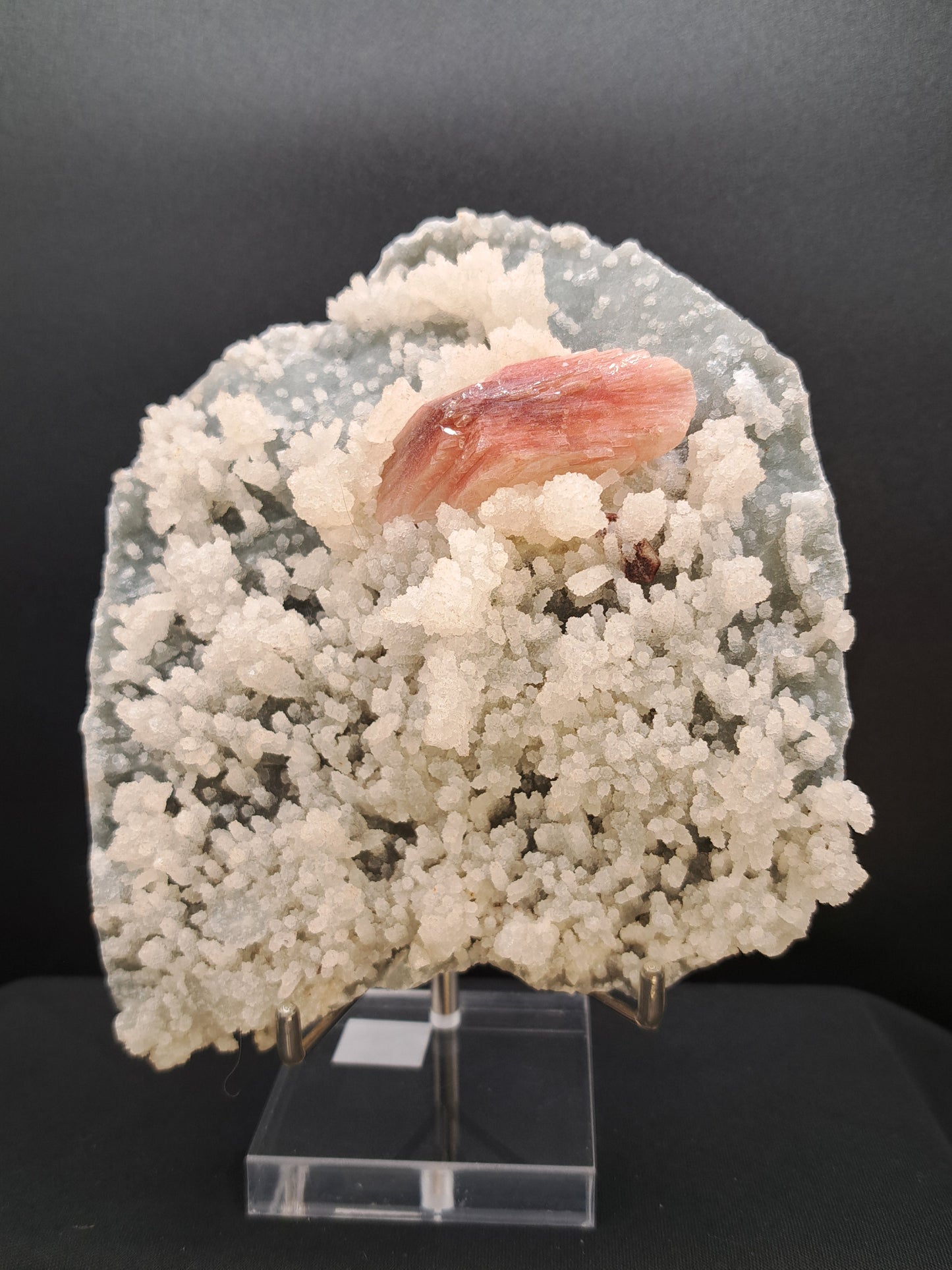 Heulandite and Apophyllite on Blue Calcedony