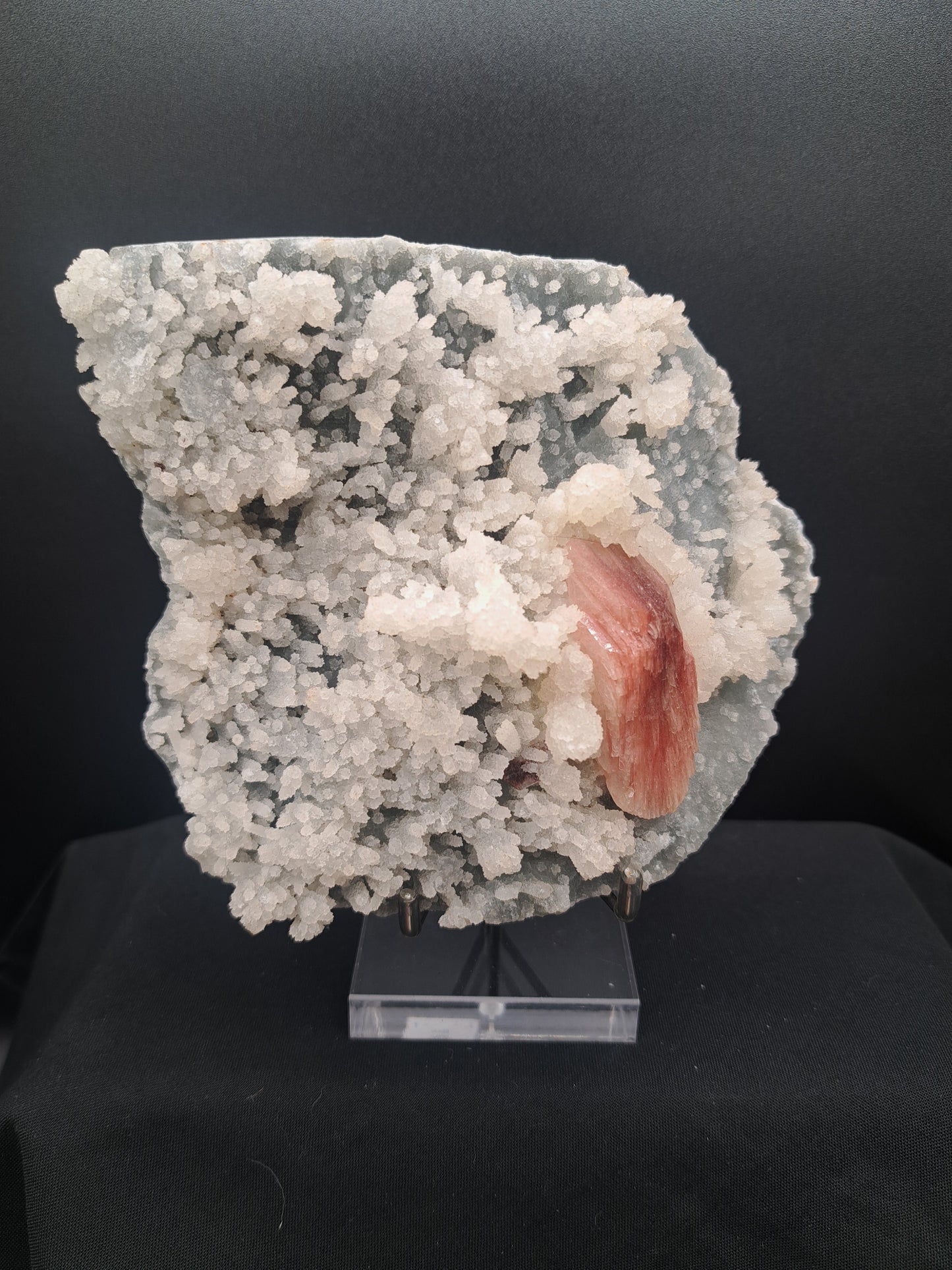 Heulandite and Apophyllite on Blue Calcedony